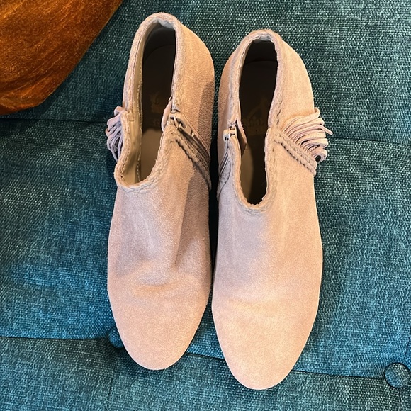 EUC Crown Vintage Tammy Gray Suede Fringe Ankle Boots size 8.5 - Picture 2 of 4